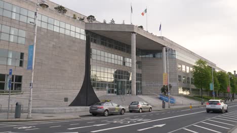 Cars-Driving-At-Wood-Quay-Road-In-Front-Of-Dublin-City-Council-Hall-In-Dublin,-Ireland