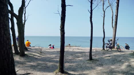 Leute-Sitzen-Und-Genießen-Den-Blick-In-Die-Ostsee-Von-Der-Dünenklippe-Der-Holländermütze