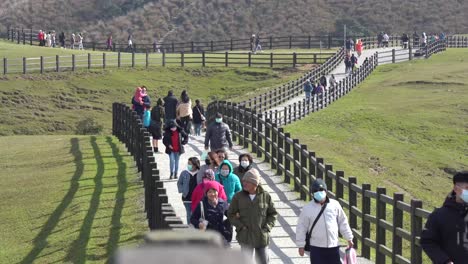 Lapso-De-Tiempo-De-Los-Turistas-Locales-Que-Visitan-El-Parque-Nacional-De-Yangmingshan-Del-Paddock-De-Campo-Verde-En-Covid-Safe-Taiwán