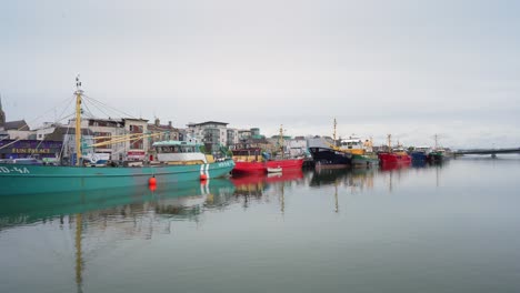 Flota-Pesquera-En-Harbour-Wexford-Irlanda-Barcos-Arrastreros-Pesca-En-El-Mar