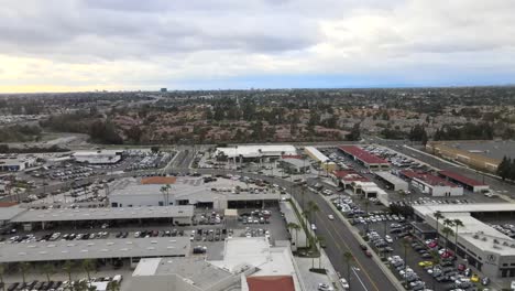 área-Del-Centro-De-Automóviles-Tustin-En-El-Condado-De-Orange,-California