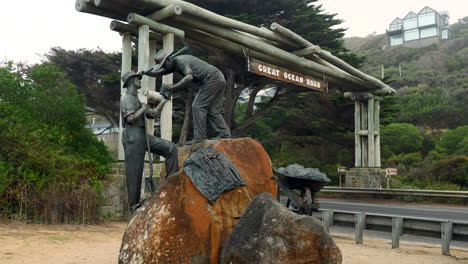 Great-Ocean-Road-Memorial-Arch-And-Statue-Of-WWI-Soldiers,-Australia