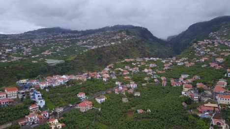 Toma-Aérea-De-Drones-Del-Pueblo-De-Ponta-Do-Sol-Con-Paisaje-Montañoso,-Madeira,-Portugal