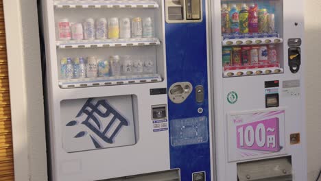 Máquina-Expendedora-De-Sake-Y-Cerveza-En-Las-Calles-De-La-Ciudad-Japonesa