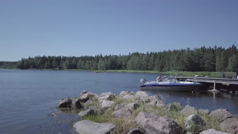 Lancha-Motora-Que-Se-Detiene-En-Un-Pequeño-Muelle-En-La-Región-Del-Archipiélago-Finlandés,-Vista-Inclinada-Hacia-Abajo