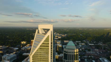 Wolkenkratzer-In-Charlotte,-North-Carolina.-Drohnenschuss