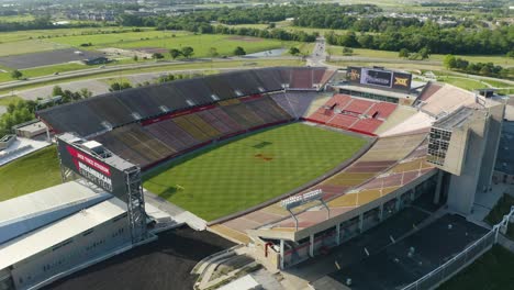 Disparo-De-Un-Dron-En-órbita-Sobre-El-Estadio-De-Fútbol-De-Los-Ciclones-Del-Estado-De-Iowa