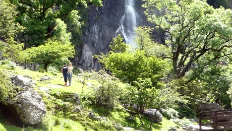 Pareja-Explorando-Amorosamente-Aber-Falls-Snowdonia-Mountain-Welsh-National-Park-Cascada