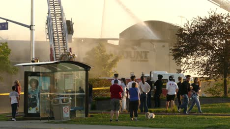 Gente-Viendo-El-Servicio-De-Bomberos-De-Mississauga-Combatiendo-Un-Incendio-En-Un-Restaurante-En-Toronto