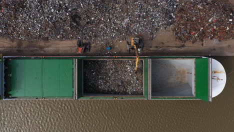 Imágenes-A-Vista-De-Pájaro-De-Chatarra-Que-Se-Carga-En-Un-Gran-Barco-Para-Su-Reciclaje