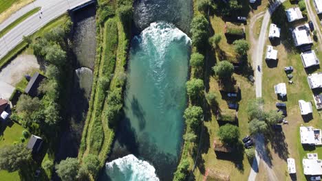 Hermosa-Vista-Aérea-De-Pájaro-Inverso-Que-Muestra-El-Río-Glacial-Loen-Y-La-Carretera-Fv60-Que-Pasa-Por-El-Puente---Con-Inclinación-Hacia-Arriba-Para-Revelar-El-Valle-De-Lodalen-Y-Una-Vista-Panorámica-De-Los-Fascinantes-Alrededores