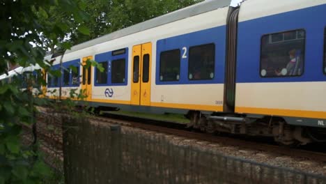 Tren-Holandés-Pasando-Por-Un-Pequeño-Pueblo-En-Verano