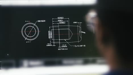 Oficina-De-Fábrica,-Hermosa-Y-Confiada-Ingeniera-Industrial-Trabajando-En-Computadora,-En-Software-De-Diseño-De-Electrónica-Industrial-En-Pantalla