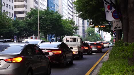 Blockierter-Verkehr-Auf-Der-Straße-Im-Bezirk-Gangnam,-Verschmutzung-Der-Hauptverkehrszeit