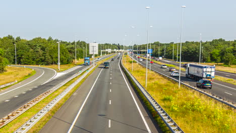 Lapso-De-Tiempo-De-Conducción-De-Tráfico-En-Carretera-En-Verano---Medio