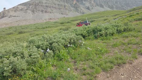 Roter-Jeep-Rubicon-Fährt-Durch-Eine-Alpenwiese-Auf-Dem-Poughkeepsie-Gulch-Trail-In-Den-San-Juan-Mountains