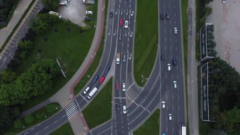 Un-Video-De-Drones-De-Autos-En-Una-Intersección-De-Tráfico-En-Varsovia,-Polonia