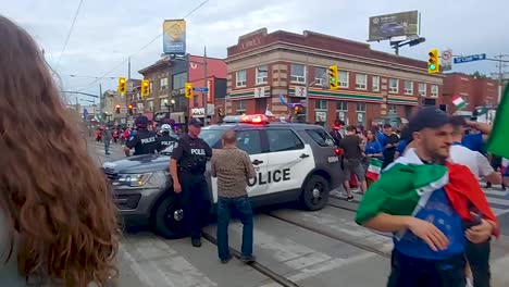 La-Policía-Bloquea-El-Tráfico-Mientras-Los-Aficionados-Celebran-La-Victoria-De-La-Eurocopa-De-Italia,-Corso-Italia,-Toronto