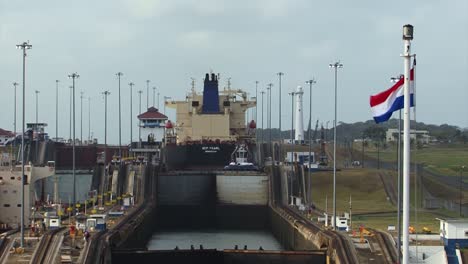 Petrolero-Transitando-Por-La-Segunda-Cámara-En-Las-Esclusas-De-Gatún,-Canal-De-Panamá