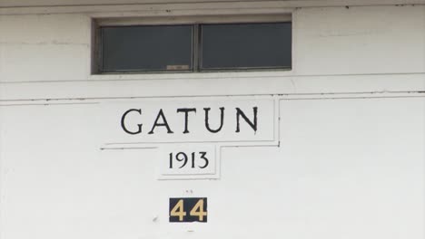 Close-up-of-Gatun-locks-name,-on-the-traffic-control-tower,-Panama-Canal