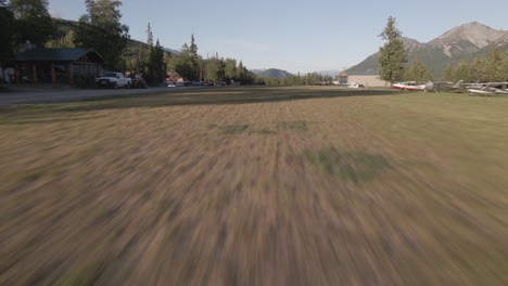 Drohnenaufnahmen,-Die-Ein-Flugzeug-Nachahmen,-Das-Von-Einer-Graslandebahn-In-Der-Talkeetna-Range-Von-Alaska-Abhebt