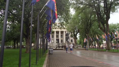 Arizonan-flag-in-front-of-the-Prescott-courthouse-with-bricks-and-tourists