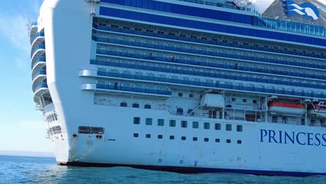 Panorámica-Lenta-Desde-Un-Barco-De-Un-Gran-Crucero-Vacío-Anclado-Esperando-Que-Termine-El-Covid-19