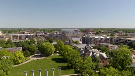 Retroceso-Aéreo-Revela-Columnas-Icónicas,-Oficina-De-Admisiones-De-La-Universidad-De-Missouri