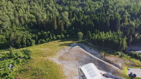 Loen-Skylift-Seilbahnstation---Umgekehrte-Antenne,-Die-Die-Untere-Seilbahnstation-Und-Den-Ausgangspunkt-Nahe-Der-Straße-In-Loen---Norwegen-Zeigt