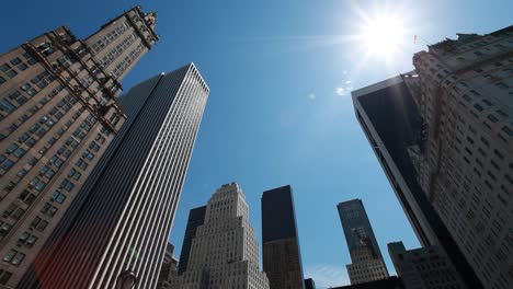 Vista-De-La-Calle-Del-Centro-Del-Horizonte-En-Un-Día-Soleado-En-La-Ciudad-De-Manhattan,-Ciudad-De-Nueva-York