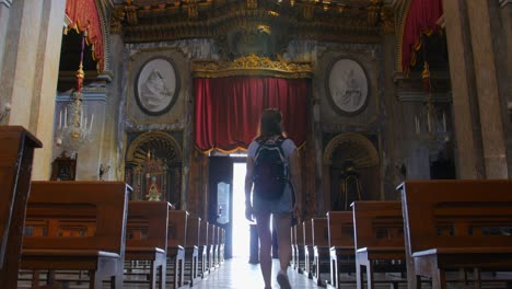 Joven-Mujer-Religiosa-Turista-Saliendo-De-La-Basílica-De-St-Dominic