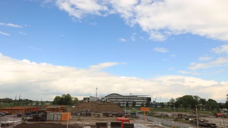 Dicke-Wolken-Mit-Flauschigen-Cumulus-Wolken-Ziehen-über-Eine-Baustelle-Mit-Sich-Bildenden-Und-Auflösenden-Cumulus-Wolken-Und-Regen-In-Zeitraffergeschwindigkeit