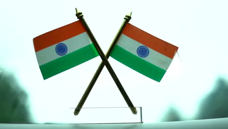 Indische-Flagge-Auf-Dem-Armaturenbrett-Des-Autos-Im-Regen-Wipwer-In-Happning