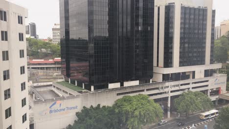 4k-Uhd-Time-lapse-De-Tráfico-De-Automóviles-Y-Personas-Cruzando-La-Calle,-Trenes-De-Cercanías-En-Segundo-Plano,-Centro-De-Tránsito-De-Brisbane