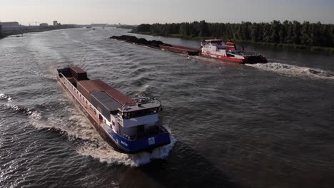 Luftbild-über-Martie-Frachtschiff,-Das-An-Einem-Lastkahn-Entlang-Der-Oude-Maas-Vorbeifährt