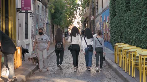 Freunde,-Die-Auf-Einer-Kopfsteinpflasterstraße-In-Der-Stadt-Spazieren