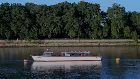 Barco-En-Venta-Amarrado-En-El-Río-Támesis-En-Putney,-Londres,-Reino-Unido.