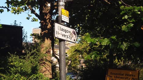 Nahaufnahme-Eines-Zerstörten-Straßenschildes-Der-Universität-Von-Glasgow-Während-Der-Goldenen-Stunde