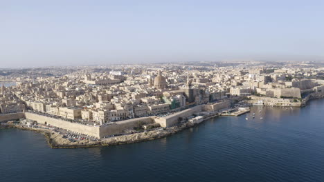 Historische-Küstenstadt-Valletta,-Malta,-Mit-Steinernen-Hafenmauern,-Antenne
