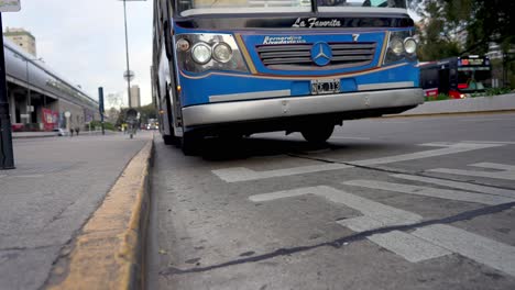 Niedriger-Winkelschuss-Des-Alten-Bunten-Mercedes-busses,-Der-Busbahnhof-In-Buenos-Aires-Ankommt