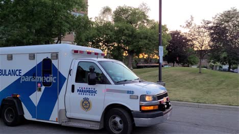 Una-Camioneta-De-Ambulancia-Saliendo-Del-Vecindario