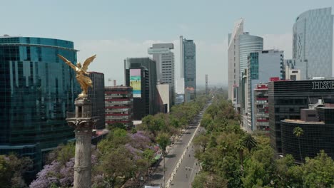 Dolly-Aéreo-A-La-Derecha-Sobre-El-Paisaje-Urbano-Reformado-Durante-El-Día,-Gran-Angular