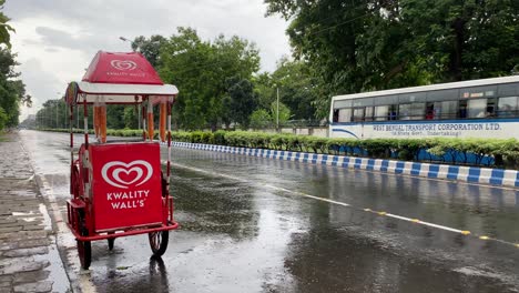 Puestos-De-Helados-En-Las-Paredes-De-Kwality-En-La-Carretera-Vacía-De-Kolkata-Durante-La-Temporada-Del-Monzón-Debido-Al-Bloqueo-De-Covid