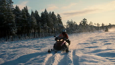 Motos-De-Nieve-Cabalgando-Desde-El-Sol-En-Un-Soleado-Día-De-Invierno-En-Cámara-Lenta