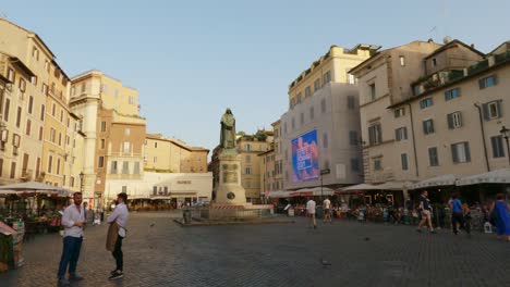 Gente-En-La-Plaza-Campo-De-Fiori-Y-La-Estatua-De-Giordano-Bruno-En-Roma,-Italia