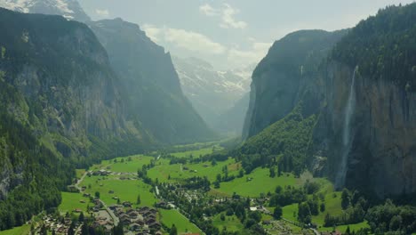 aerial-pan-up-of-Lauterbrunnen-valley,-Switzerland-with-epic-waterfall