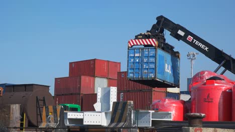 Reach-Stacker-Aus-Nächster-Nähe,-Der-Einen-Container-Im-Hafen-Bewegt