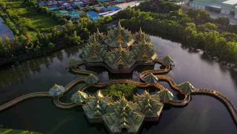 Vuelo-épico-En-Un-Templo-Impresionante-En-Un-Lago-Al-Amanecer-Ciudad-Antigua-Siam,-Bangkok,-Tailandia