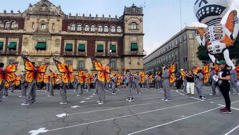 Darsteller-Mit-Einer-Riesigen-Skelettpuppe-Beim-Jährlichen-Tag-Der-Totenparade-In-Mexiko-Stadt