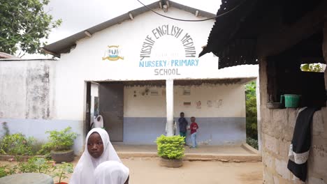 Muslimische-Afrikanische-Schule-Im-Freien-Mit-Kleinen-Kindern-In-Sansibar,-Afrika-4k